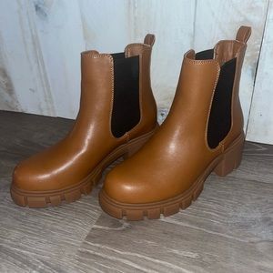 madden girl Tessa Women's Platform Chelsea Boots *BRAND NEW NEVER WORN*